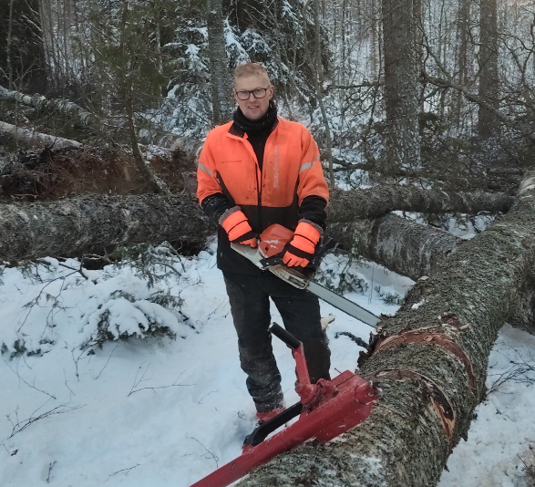 Kruunukaatojen perustaja Tommi Saatsi talvisessa metsässä moottorisahan kanssa